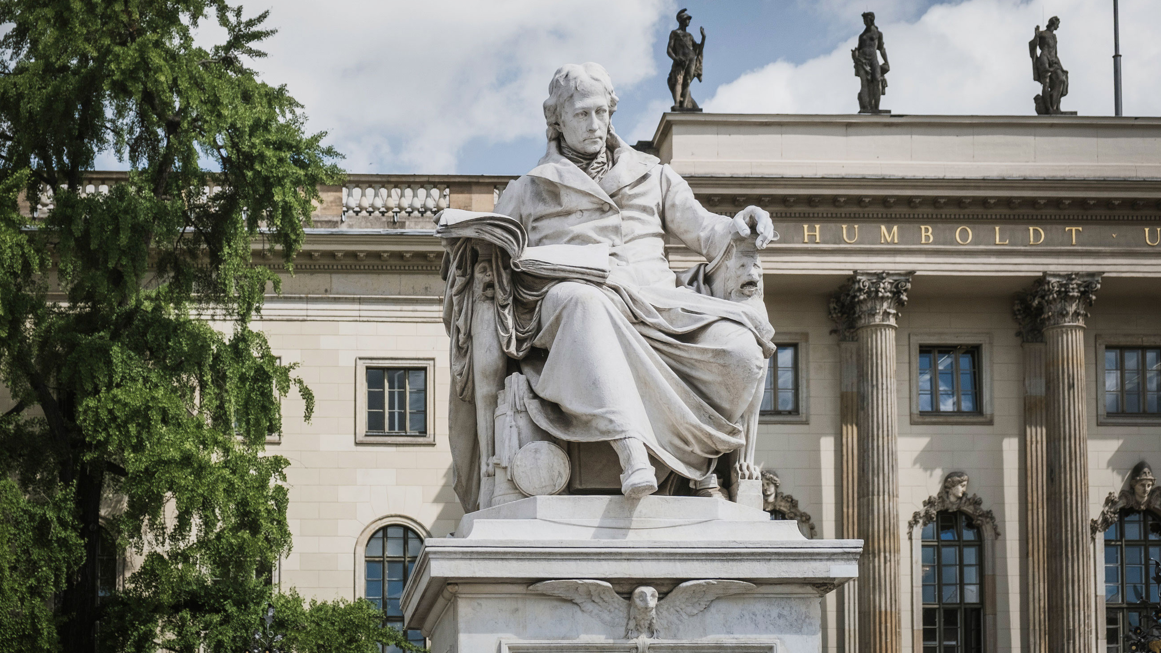 Das Bild zeigt das Denkmal von Wilhelm von Humboldt vor dem Hauptgebäude in Nahaufnahme